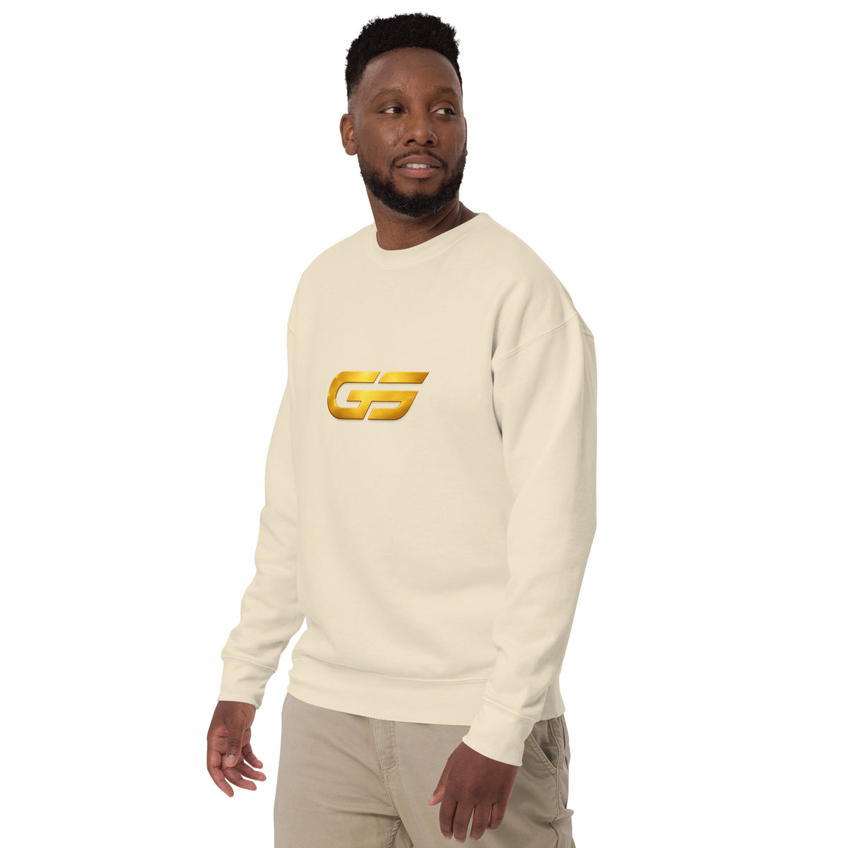 Sweatshirt beige GOMS UNITED porté, logo doré sur la poitrine.