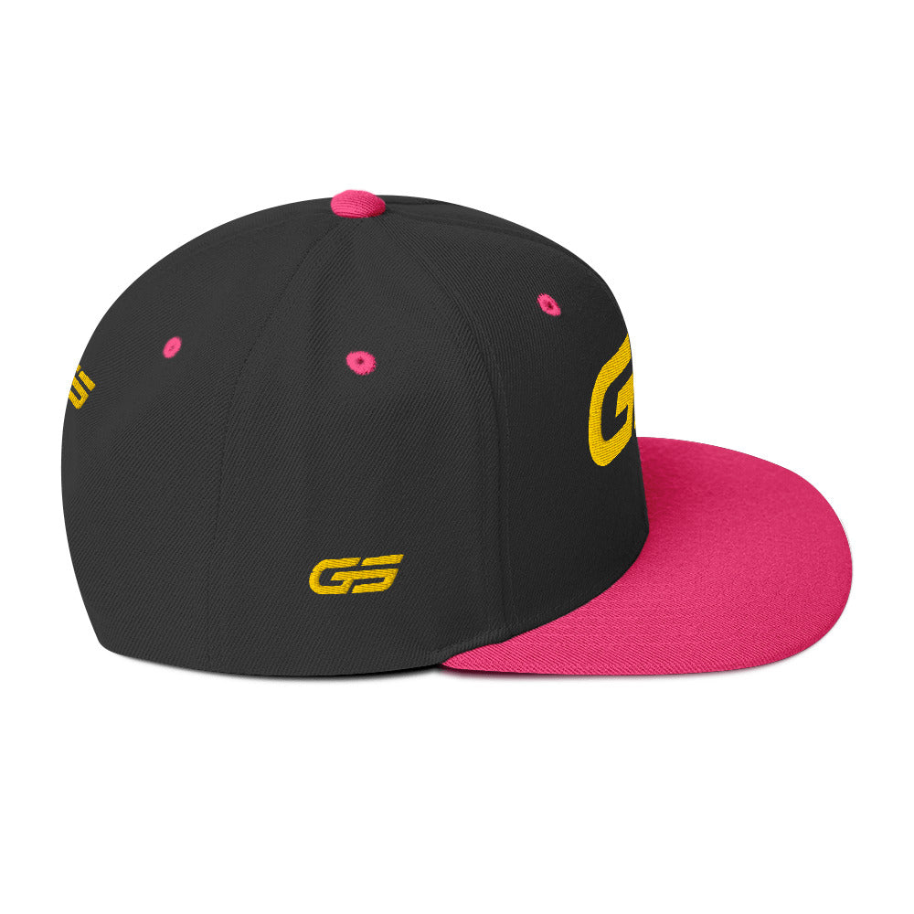 Casquette snapback bicolore noir et rose fluo, logo GS jaune sur le côté