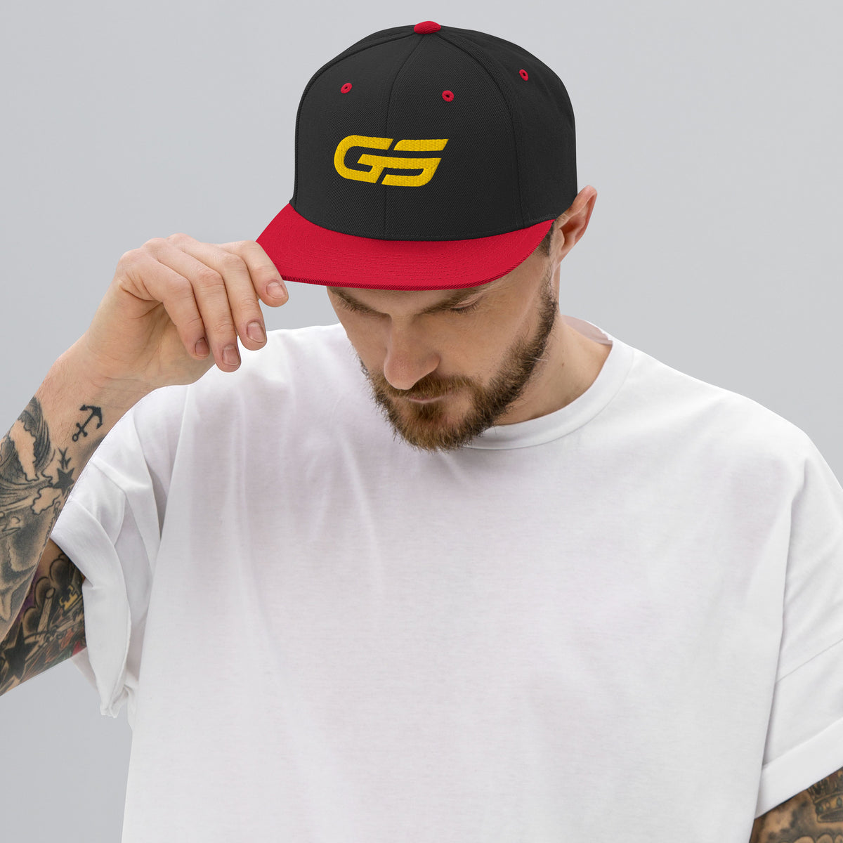 Casquette snapback noire/rouge avec logo GS jaune et points rouges