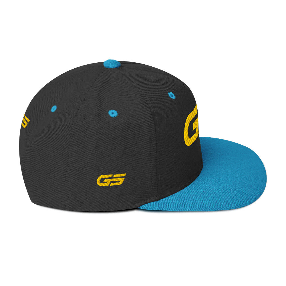 Casquette snapback bicolore noir et bleu clair, logo GS jaune sur le côté