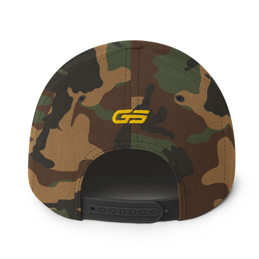 Casquette snapback camouflage vert et marron, logo GS jaune, visière noire