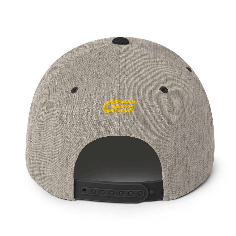 Casquette snapback gris chiné et visière noire, logo GS jaune, fermeture arrière