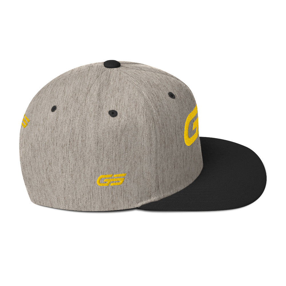 Casquette snapback gris chiné, logo GS jaune, visière noire, vue de côté