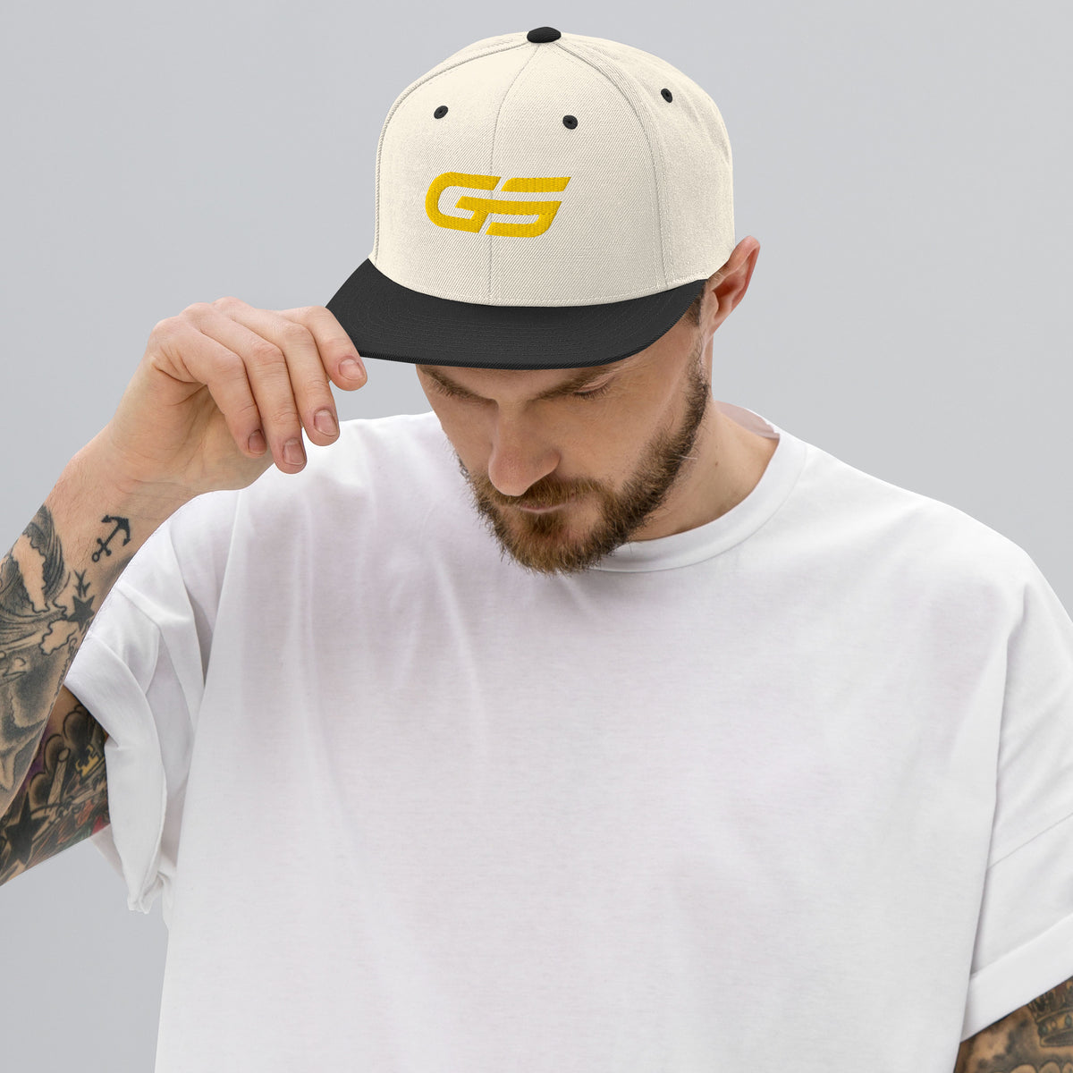 Casquette snapback beige/naturel avec visière noire et logo GS jaune