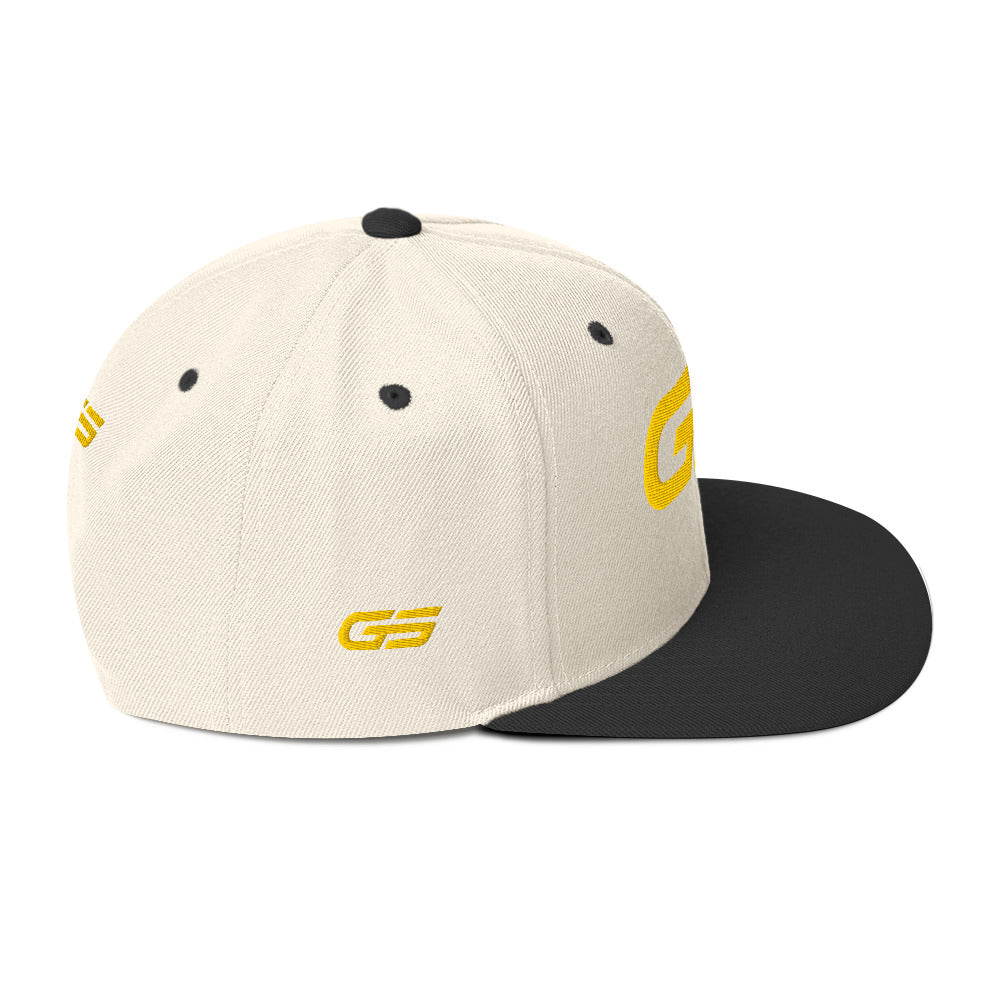 Casquette snapback beige naturel, logo GS jaune, visière noire, vue de côté