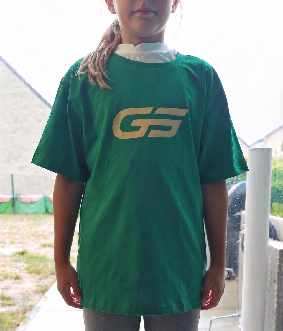 T-shirt GOMS UNITED vert avec logo GS doré, photo recadrée sous le t-shirt